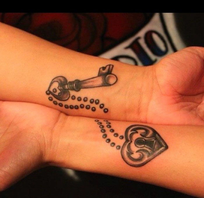 tatuiruotės poroms, raktus ir spynos, širdies motyvai, tatuiruotės, papildančios viena kitą