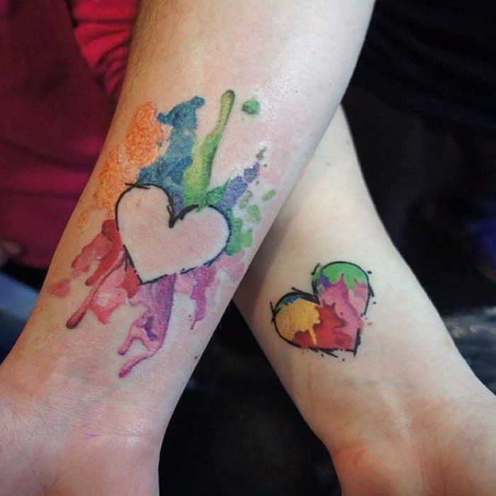 tatuiruotes papildantys vieni kitiems, spalvingos širdys, tatuiruotės dviems, romantiški