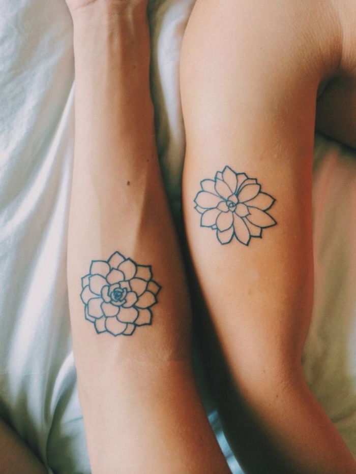 Poros tatuiruotės, gėlių motyvai, tatuiruotės, papildančios viena kitą, jai ir jai