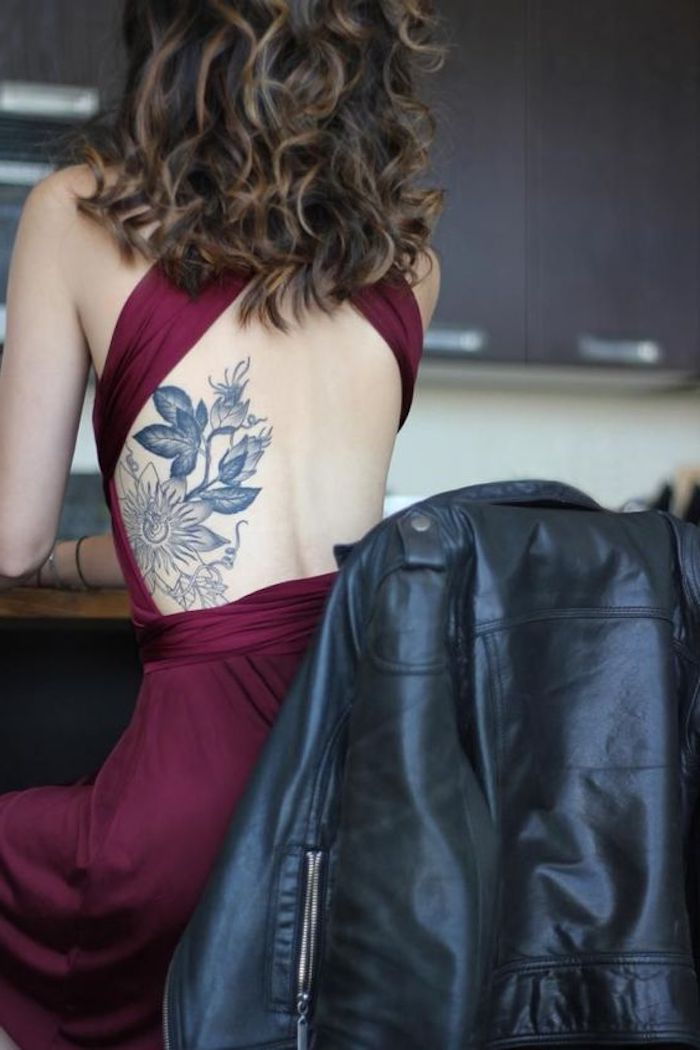 tatueringsförslag, dam mitlockigen brunt hår och röd klänning