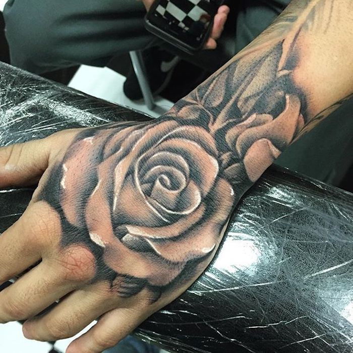 Tatoeages pols, tattoo in zwart en grijs, witte roos