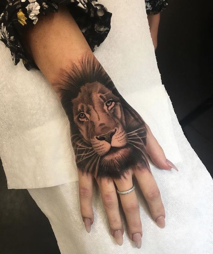 tatueringar på handleden, lejonhuvud i svart och grått
