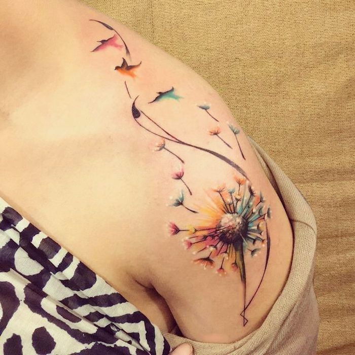 Femeie cu tatuaj colorat pe umăr, tatuaje pentru femei