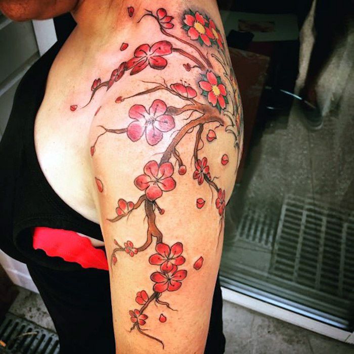 tatuaje cu semnificație, cireș cu flori roșii pe umăr