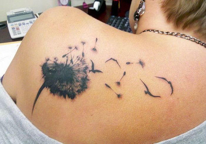 tatuaj pe umăr, femeie cu tatuaj cu motive de păpădie