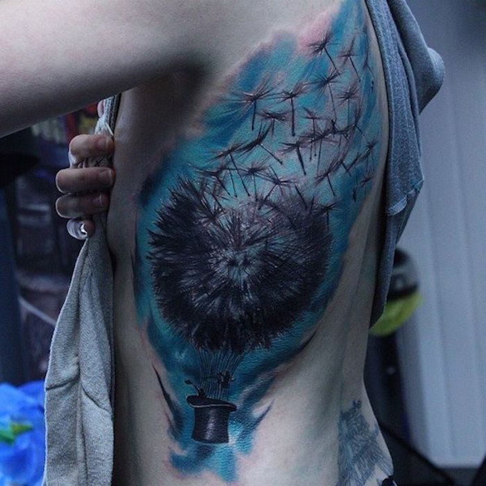 tatuaje cu semnificație, tatuaj mare în negru și albastru pe partea corpului
