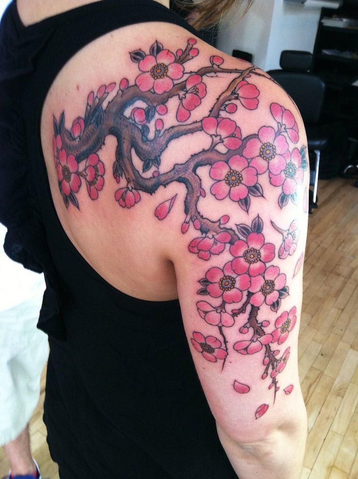 tatuaje semnificative, tatuaje mari cu motive de floare de cires pe umar