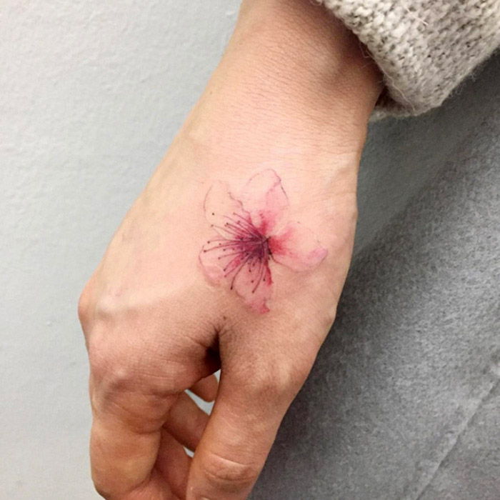 tatuaje cu înțeles, tatuaj mic cu motive florale pe încheietura mâinii