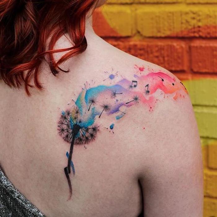 tatuaj pe umăr, femeie cu păr roșu și tatuaj colorat