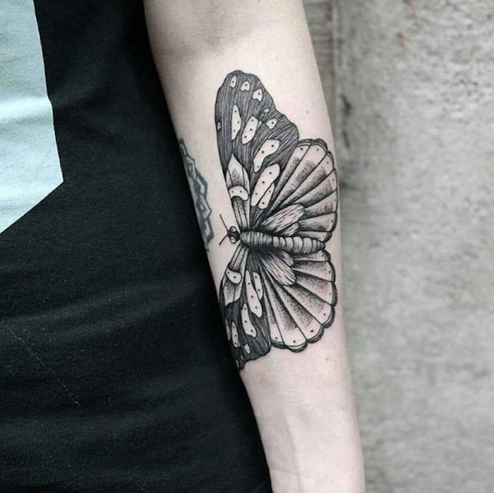 tatoeages met betekenis voor vrouwen, vlinder in zwart en grijs