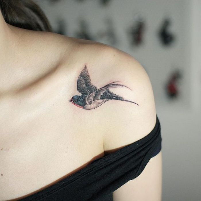 zinvolle tatoeages, tatoeage met vogelmotief op de schouder