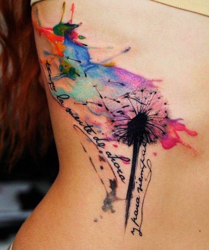 simboluri tatuaj, femeie cu tatuaj colorat pe partea corpului