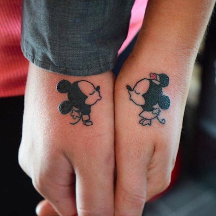 tatuaże dla par, motyw disney, mysz mickey i mysz minnie, pocałunek