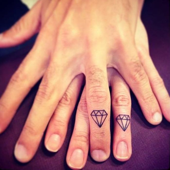 tatuaże dla partnerów, małe tatuaże na palec, diamenty, fajny pomysł dla par małżeńskich