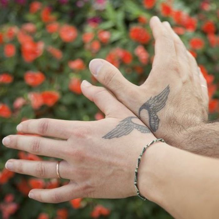 tatuiruotės poroms, papildančioms viena kitą, širdis su sparnais, graži ir romantiška