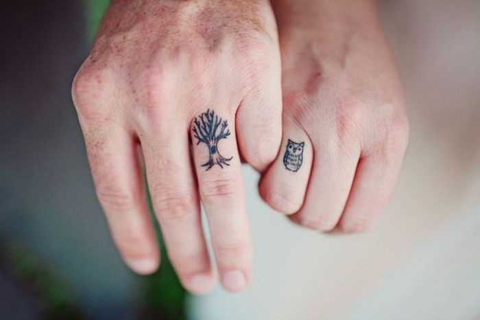 pomysły na tattos dla dwojga, uhu i drzewa, tatuaże na palec, małe tatuaże dla par