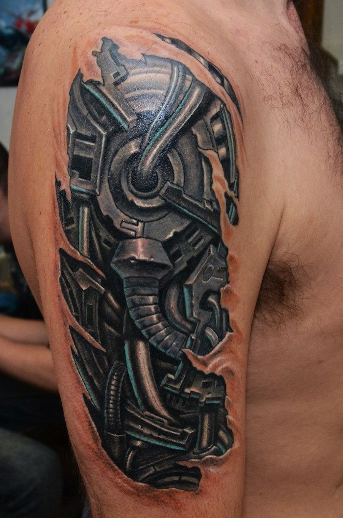 Tatoeages bovenarm, zwarte en grijze tatoeage in 3D-look op de schouder