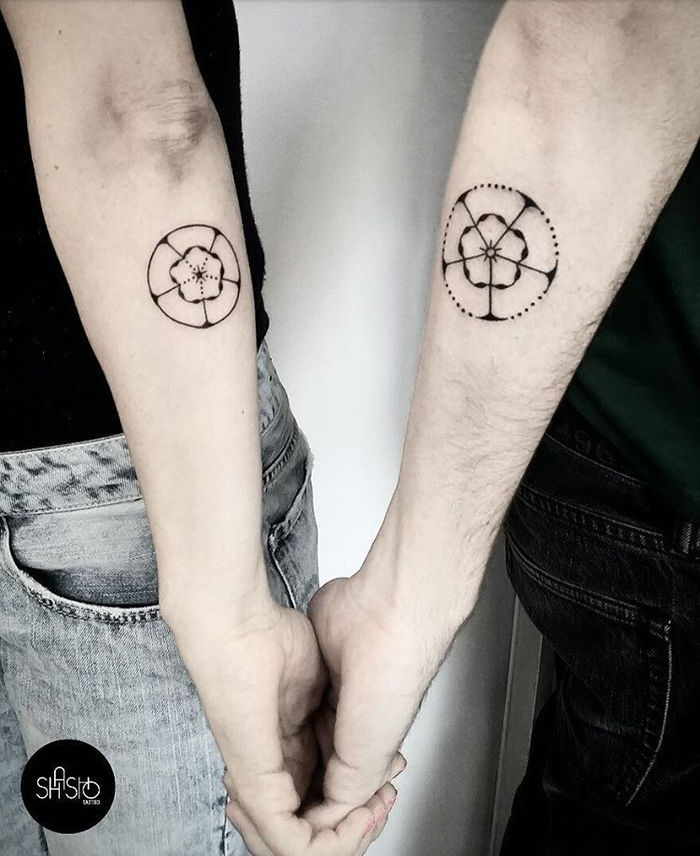 pomysły na tatuaż dla partnerów, abstrakcyjne figury, tatuaże na ramiona dla par