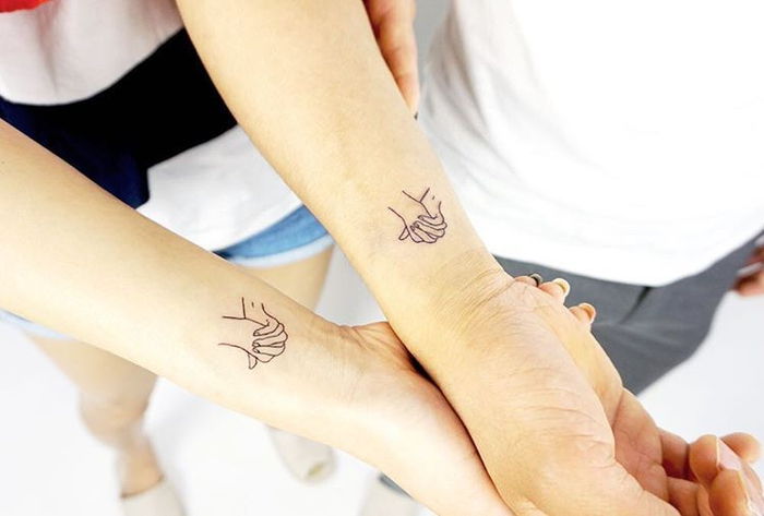 pomysły na tatuaże dla par, małe tatuaże na rękę, dowód miłości, piękne i romantyczne