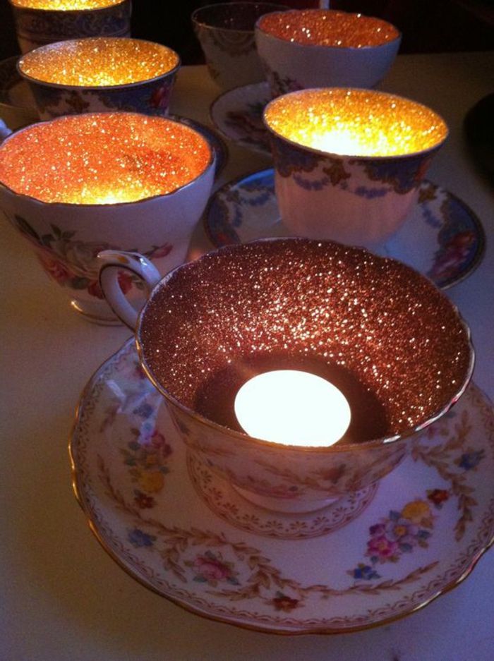 podgrzewacze do herbaty, kwiaty w kształcie kwiecistych filiżanek ozdobione złotym brokatem