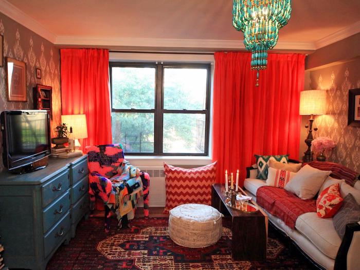 raudoni užuolaidos, sofos jaunimo kambarys, rytinė atmosfera dėl abažobų
