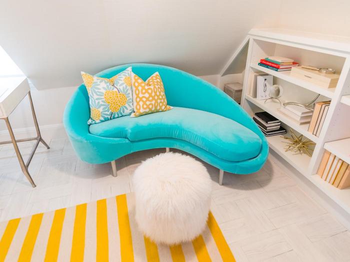 fint rum, blå soffa, randig matta i gul och beige, vit hylla