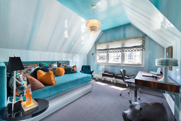 Trevliga rum - en vinden lägenhet, blå färg från väggarna, en blå madrass