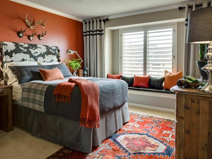 gražūs kambariai, oranžinės sienos, persų kilimas, medžiotojų apdaila, mažos pagalvės