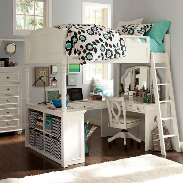 gražūs kambariai, baltas dekoras, baltos lentyna, kompaktiška lova ir stalas žemiau