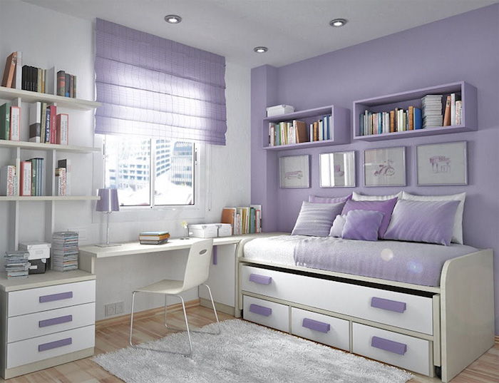 violetinis kambarys, lango atspalviai, gražūs kambariai, kompaktiškas baltas stalas