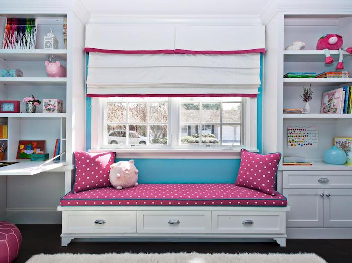 rosa soffa vid fönstret, plisser i vit färg, vita hyllor och vitt skrivbord - fint rum