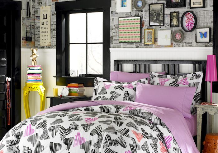 gražūs kambariai - rožinė lova su juodos ir rožinės širdies kaip motyvas, įdomios puošybos