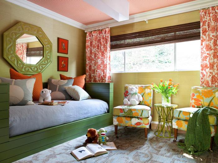 en grön säng med blå madrass, en stor, grön spegel, två färgglada stolar - trevliga rum