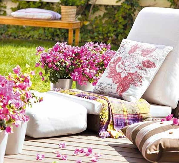idéia de jardinagem - espreguiçadeira e flores em nuances rosa