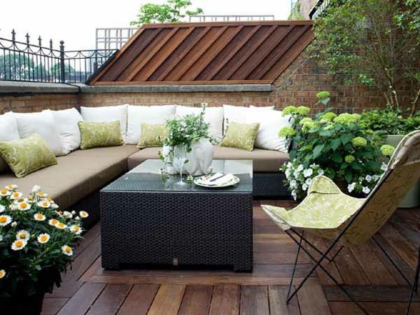 varanda moderna com soga de luxo e terraço decks