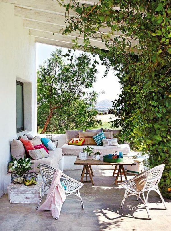 terrasse baldakin-fra-tre-hvit-møbler