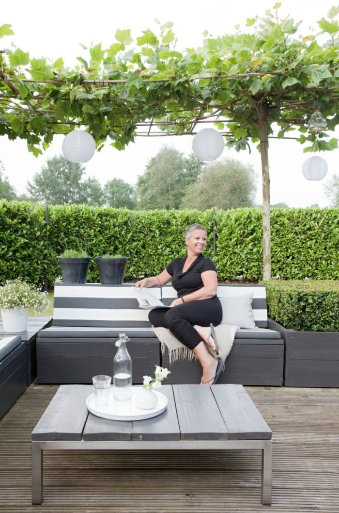terasa krošnjami zeleno-rastlina-in-miza-z-kavč