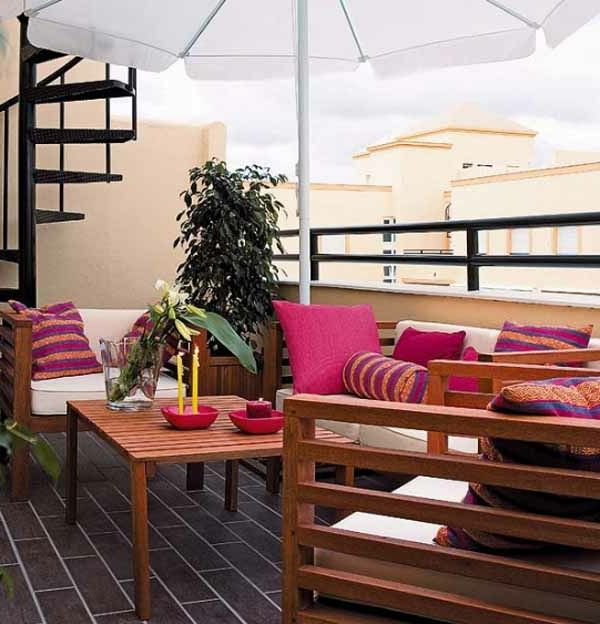 Design de terraço com travesseiro brilhante em roxo