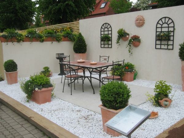 sukurti gražią terasą su augalais ir baldais