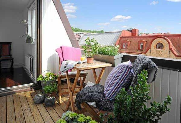 terraço de madeira com design moderno - plantas verdes e almofadas