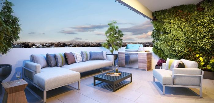 elegantna in podcenjena terasa z velikim kavčem ustvarjajo barvite zelene rastline na kavču