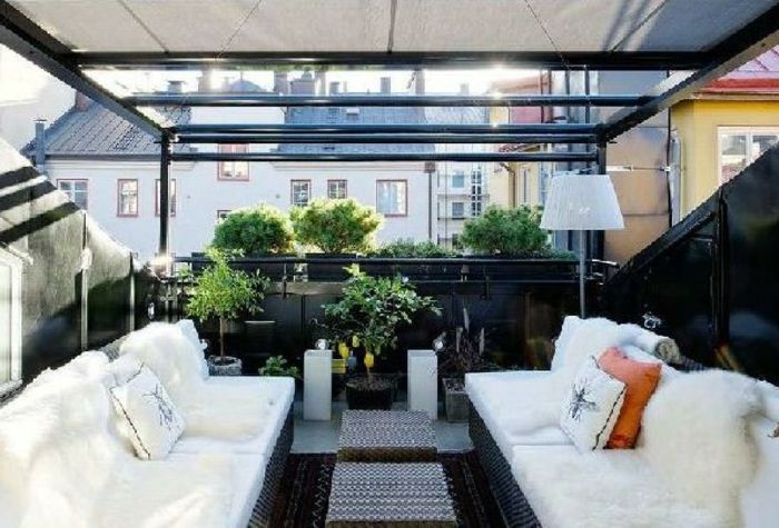 terasa design rattan pohištvo na terasi velika blazina okraski krzno rastline mesto