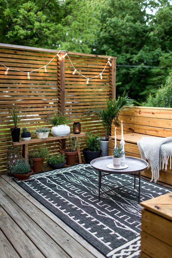 terase ideje majhna terasa leseno pohištvo lep minimalistični okraski sveče namizne svetilke