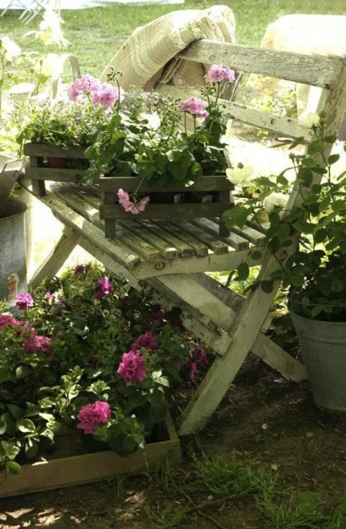 terase ideje za okras dekoracijo v beli barvi lesene rože vijolične ali roza lepe ideje