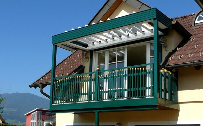 Taras i balkon malowane na biało zielone baldachimy