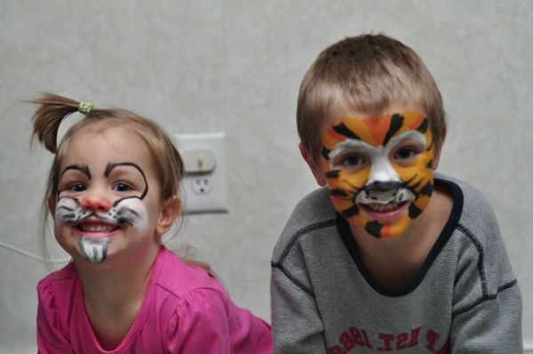 tiger-ansikte-make-up-hare-face-make-up-pojke och tjej