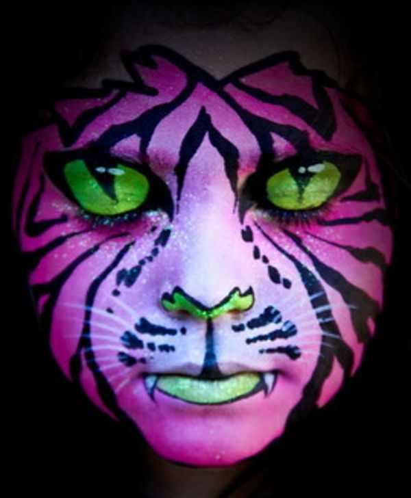 Tiger-make-up-violetinės akcentais