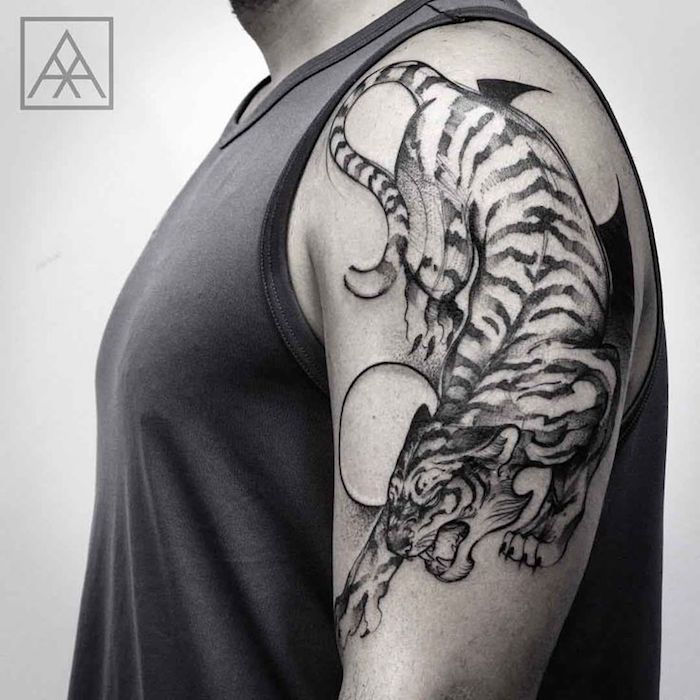 tiger huvud tatuering, man, övre arm, butarm tatuering i svart och vitt