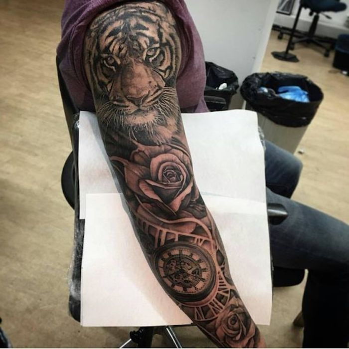 Tatuaggio testa di tigre, maglietta rosso scuro, uomo, tatuaggio manica