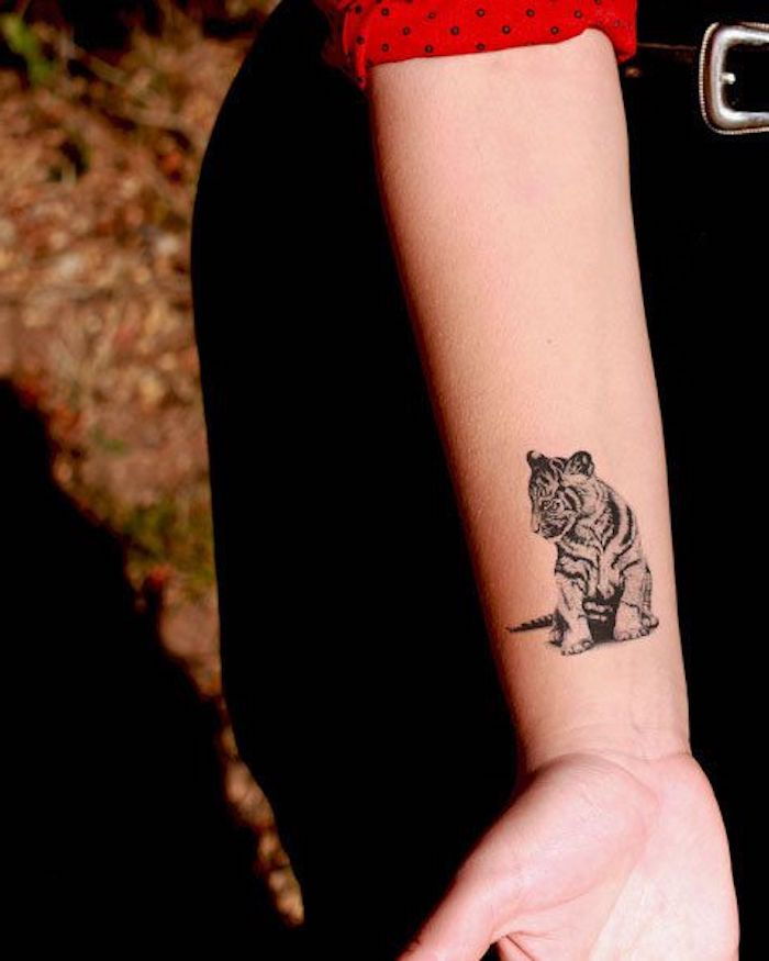 Tatuaggi tigre, donna con pantaloni neri, braccio, tatuaggio del braccio